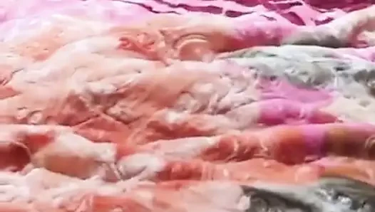 Suudi Arabistanlı karım ateşli pozisyonlarda emiyor ve sikişiyor