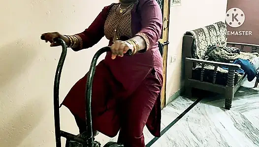 Fitnessstudio Bhabhis masturbation in Hindi