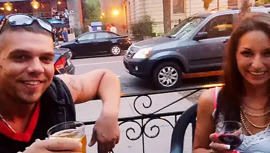 Heißes mädchen reitet einen monsterschwanz hart zu einem massiven abspritzen