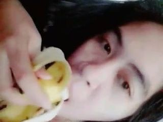 Julie la Philippine suce avec une banane