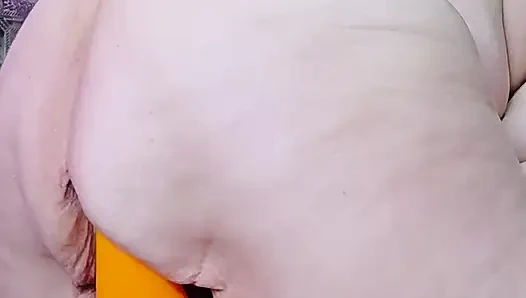 Mundfick-hure nimmt monsterschwanz in ihre gumms, n er kommt