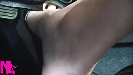Barefeet'te siyah deri dairelerde canlanıp araba sürüyor
