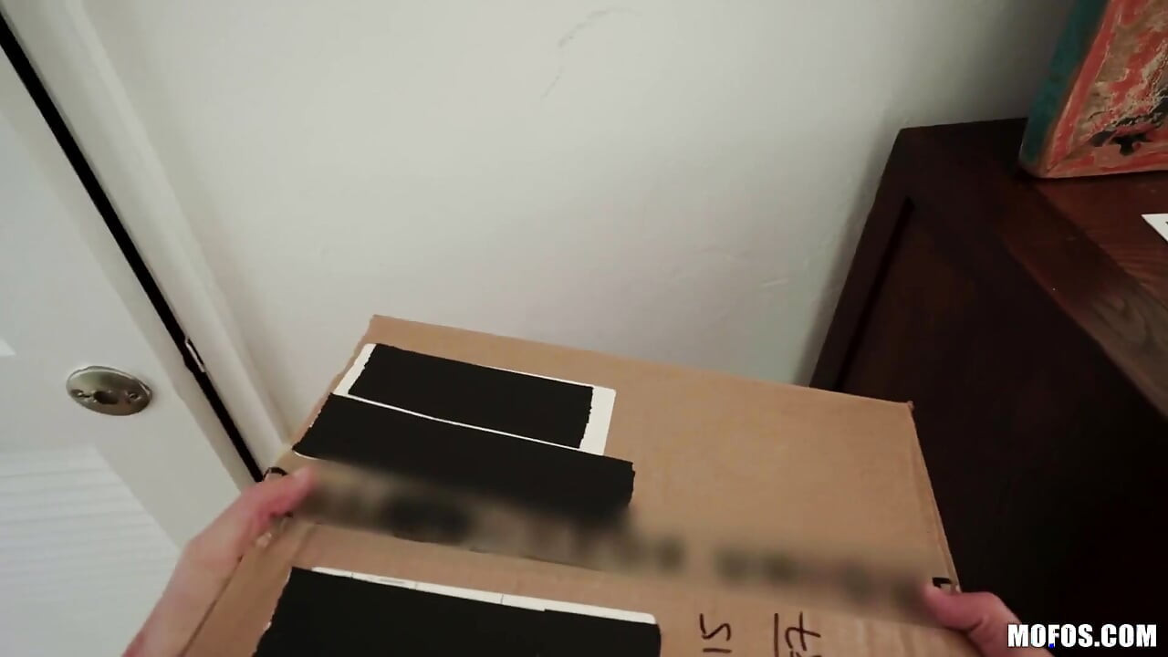 שתף את החבר שלי - אתלטי אלכס הארפר וקלואי נהנות מליקוק כוס לפני שלישייה מבולגנת עם טיילר