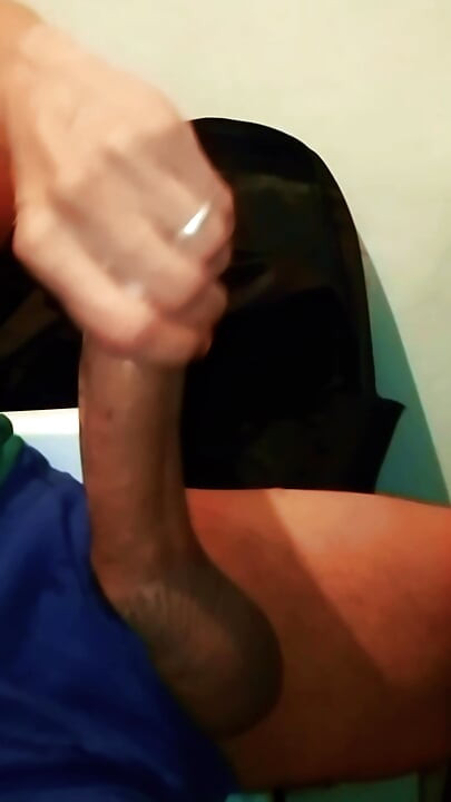 Prednji i stražnji dio velikog kurca, drkan dok ne postane kremast