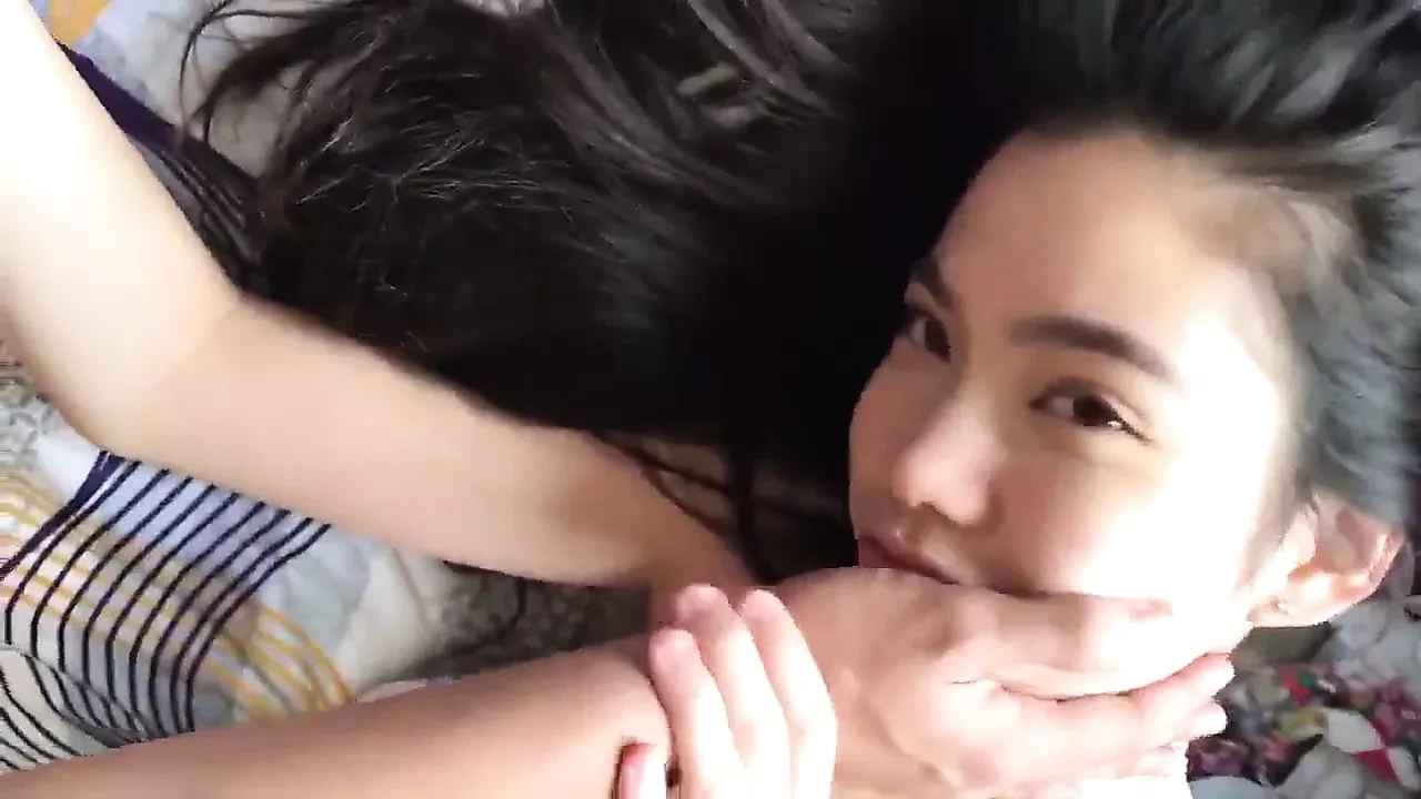 Asia cantik dalam gaun memberikan blowjob