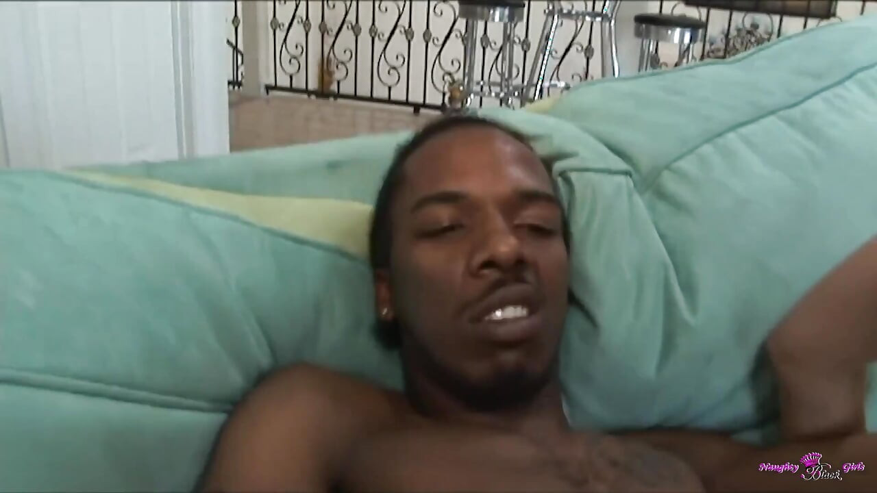 Η Spry Tia Sweets ικανοποιεί τις περιέργειές της και δοκιμάζει τη δύναμη του BBC στην πρωκτική της κοιλότητα.