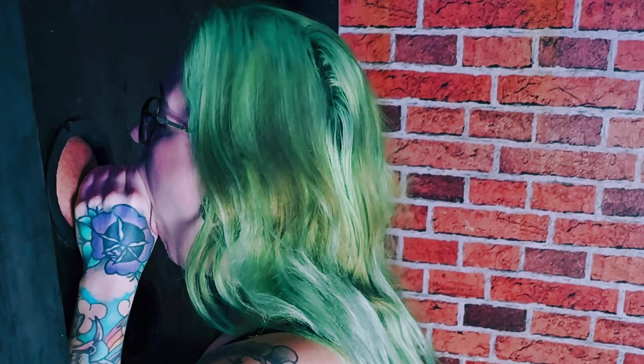 Chupando pau grosso no gloryhole