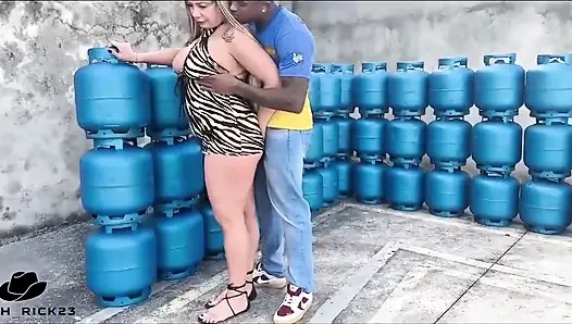 Benzinde indirim karşılığında sarışın ineğin mutfağını yedim
