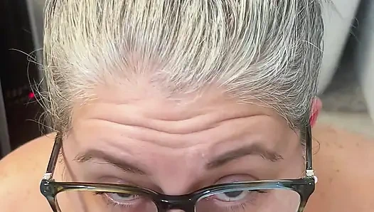 Beni boşaltana kadar büyük yarağını sikiyorum ve emiyor