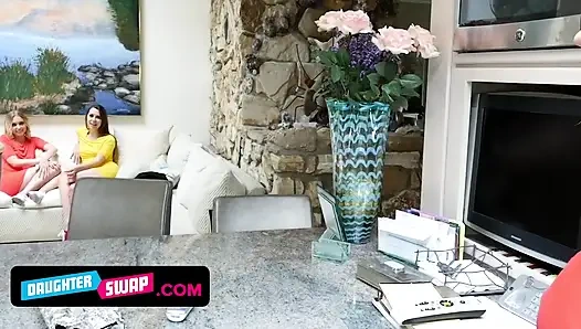 Возбужденным тинкам Chloe Couture и Zoey Laine нужны мачехи, чтобы показать им, как достичь полного удовлетворения