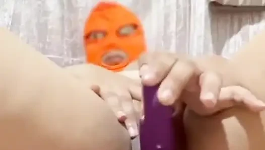 Istri menonton video seks kami saat dia melakukan dildo
