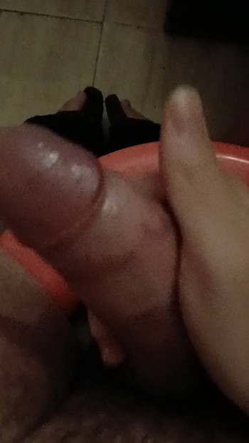 トイレでちょっとチンコを動かす。