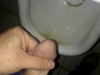 Brock fait pipi dans un urinoir public.