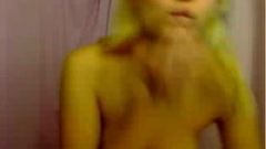 Gadis rusia yang manis menunjukkan payudara di webcam