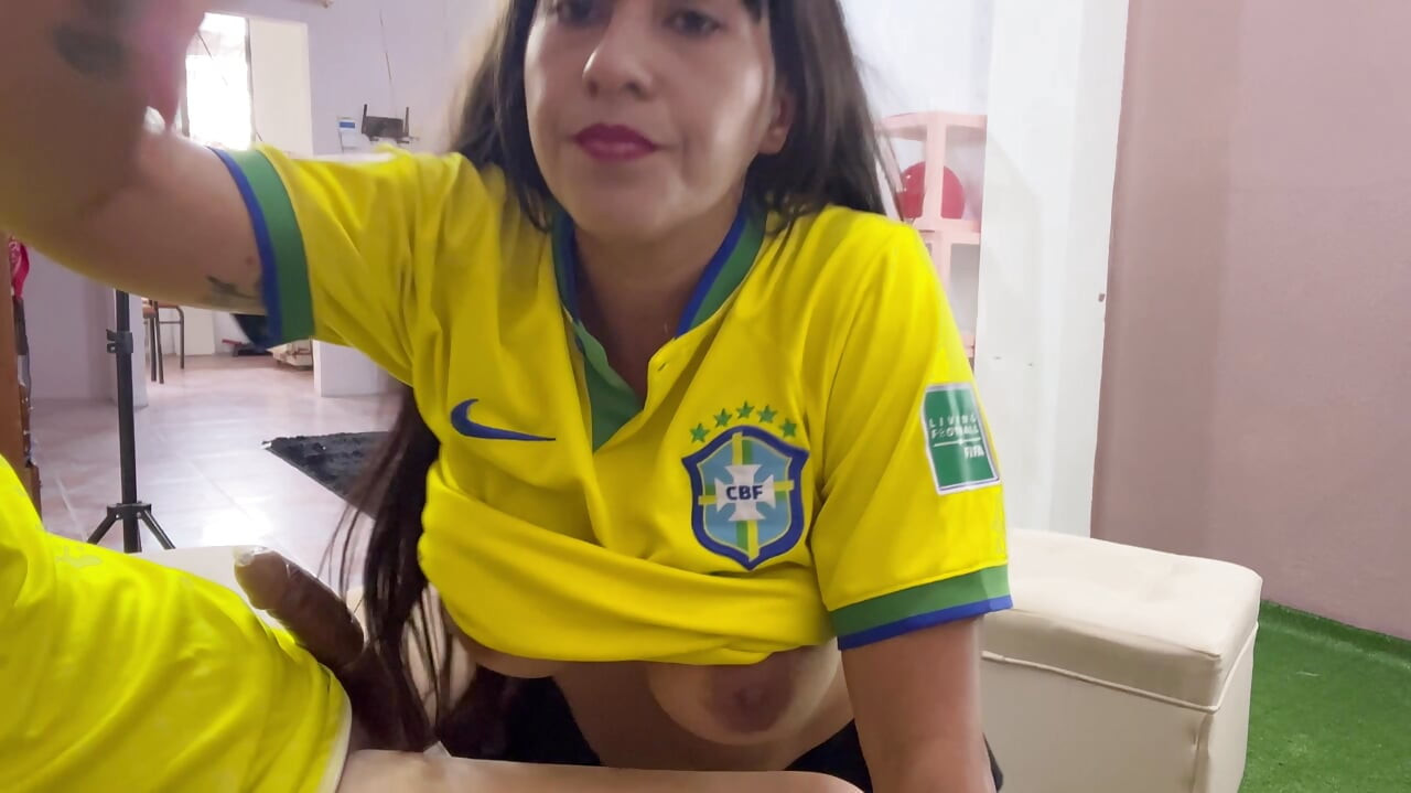 美しい豊満なブラジル人女性が継父に美味しいフェラチオをする。