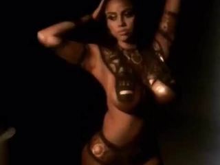 Ebony cos lek modell cleopatra kroppsfärg