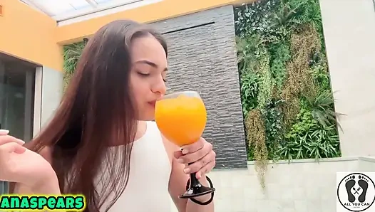 Heißes rauchendes mädchen, brünette göttin raucht zigarettenlippenstift