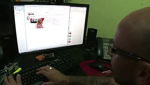 Cewek rambut pirang dengan sepatu hak tinggi lagi asik muasin kontol pria berotot