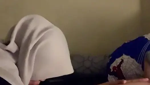 Sessizce üvey kız kardeşimin yarağını sikiyorum