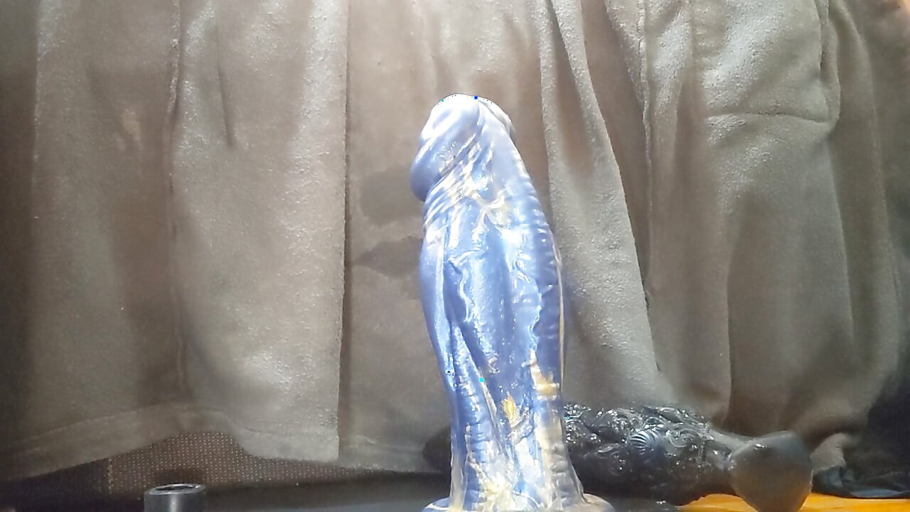 Большой синий дилдо