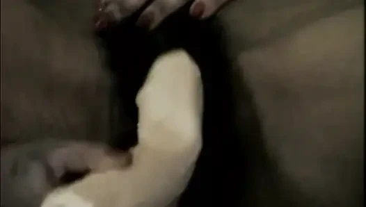 Возбужденная зрелая крошка начиняет волосатую киску пульсирующей бананом