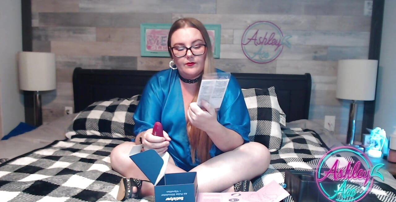Ashley Reviews - Satisfyer Curvy 1