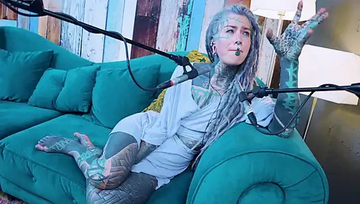 Ich spreche über J - Jelousy - ASMR podcast SFW spricht goth dünnes mädchen dreadlocks tattoo-model mit tinte mädchen