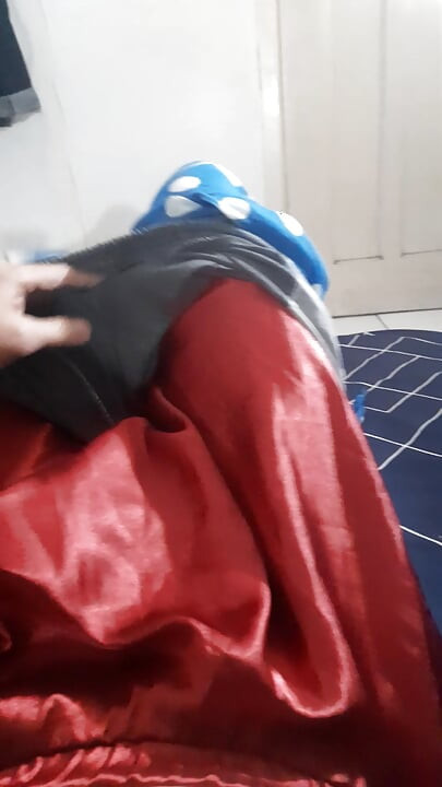 Nošenje satenske mini suknje unutar kratkih hlača