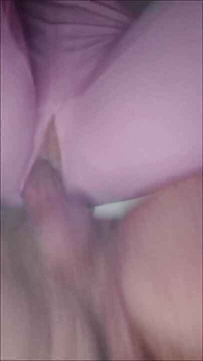 Žena uživa u tome kad ga primi.