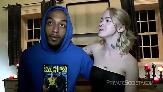 Первый большой черный член мухи