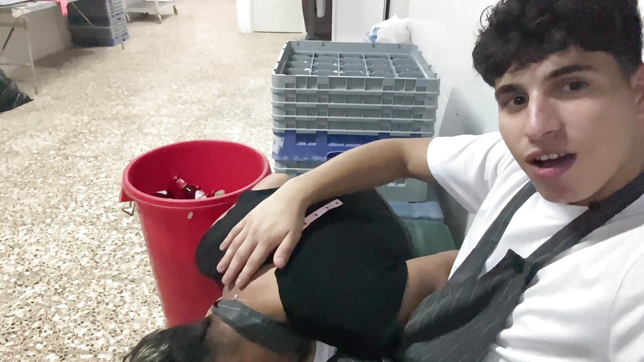 Poslušna Latino u BDSM unakrsnom vezivanju, jedenje guzice i javni seks u hotelskoj kuhinji