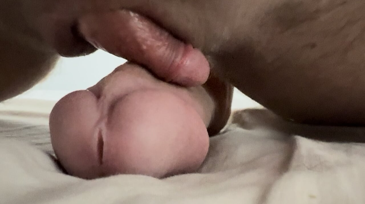 Je frotte le pénis de mon homme trans contre mon gode préféré