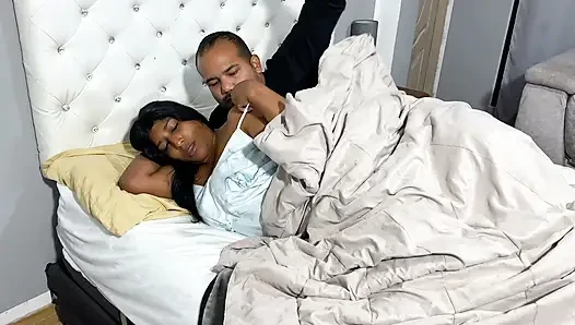 Der Stiefbruder legt sich ins Bett seiner Stiefschwester und fickt sie, bis sie sie mit Sperma füllt