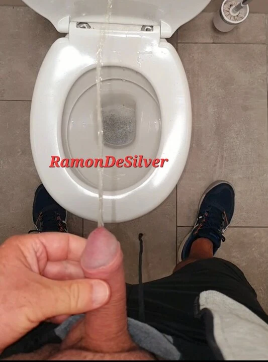 Господин Ramon должен помочиться, горячо