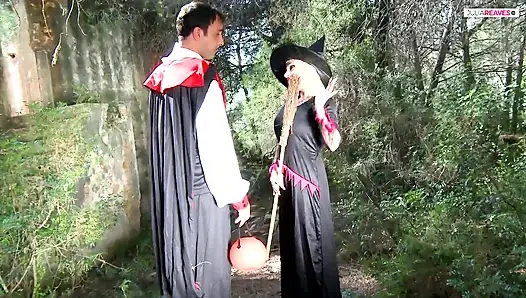 Büyük memeli orta yaşlı seksi kadın büyük bir yarağı emiyor ve başka biri vahşi doğada amını itiyor