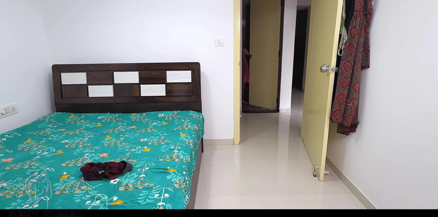 Komal's house guest had come, he was bathing and wearing underwear, so Komal came from behind and Dalwale in the pussy