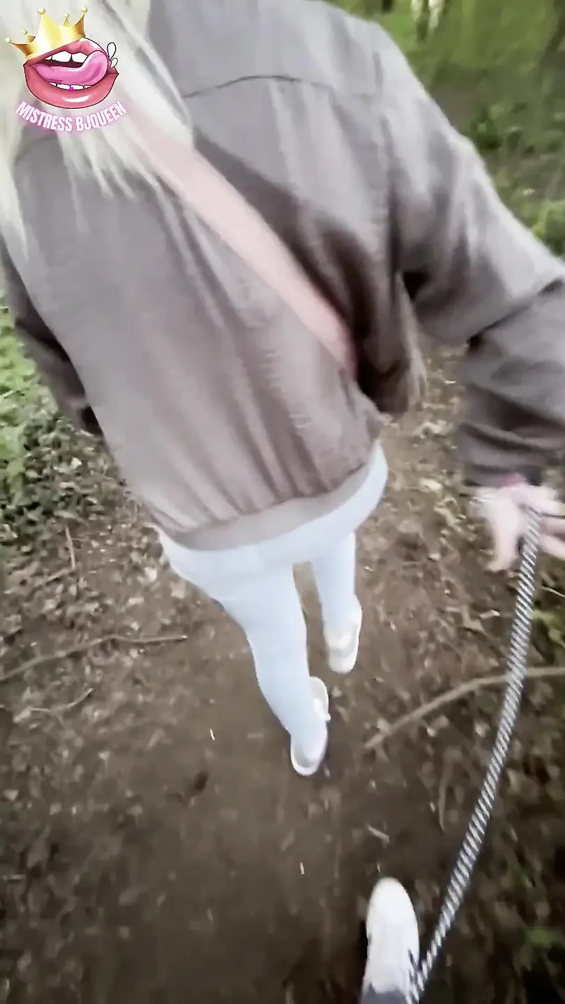 羞辱的贞操带被绑在他锁住的鸡巴上