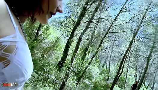 Heloise dacosta si tante seksi perancis heloise dacosta dientot habis-habisan di hutan