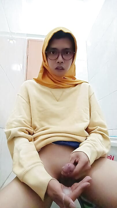 Hijab Asian Femboy Public Masturbate At Office Toilet