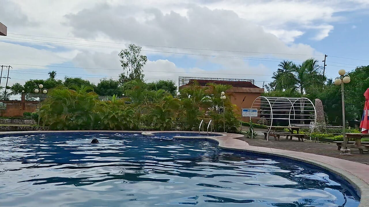 Esperma boiando na piscina, sexo duro na água, duplo orgasmo