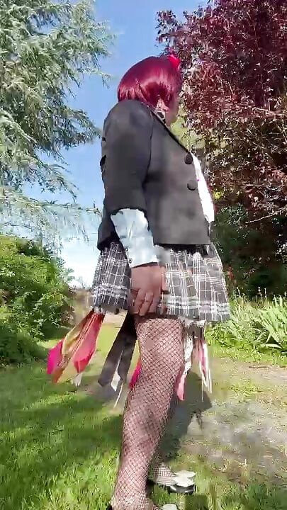 Vestida con una pequeña falda a cuadros para una noche