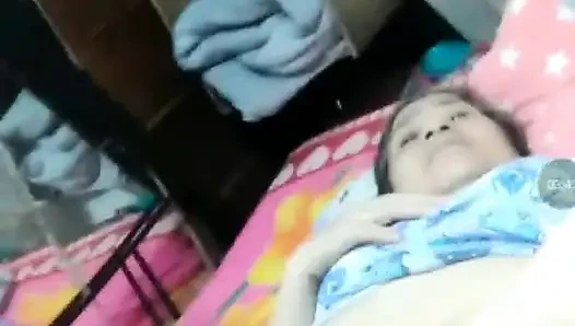 Она отличная трахающаяся домохозяйка