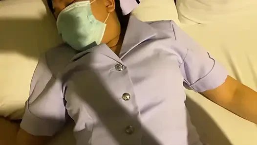 Aku mengatur untuk berhubungan seks dengan teman perawatku selama jam makan siang.