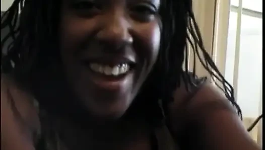 Pelacur ebony pantat besar disetubuhi hardcore dengan kontol putih panjang di sofa