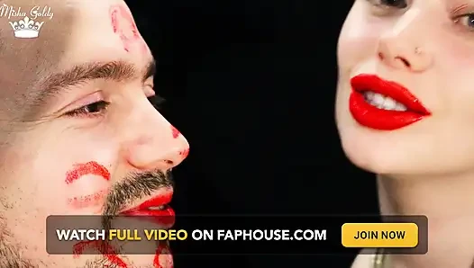 Alex gesicht mit roten lippenstiften bedeckt, küsse