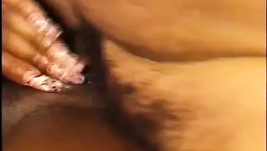 Siyah ve beyaz kıllı amcık dildoyla sikişiyor