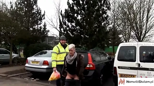Bezwstydna kobieta z NL pokazuje publicznie swoje wdzieki