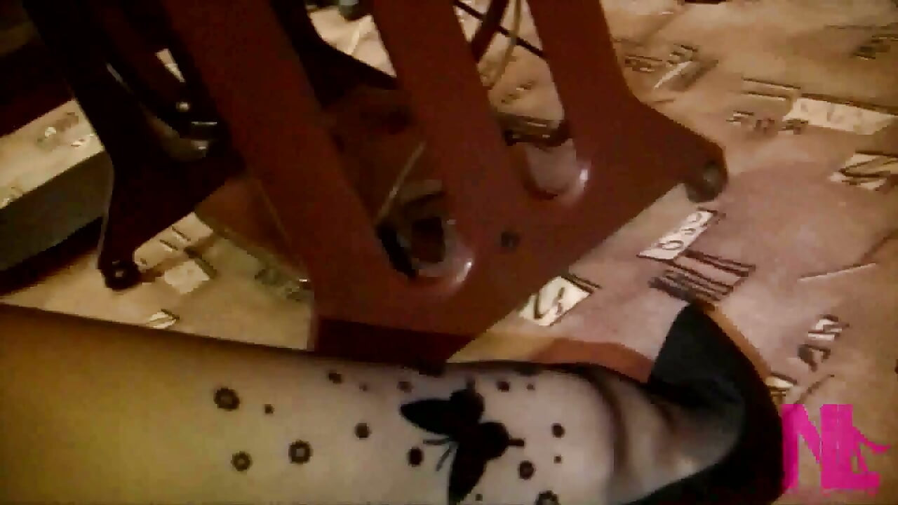 Vintage_Sewing на швейной машине моей бабушки в черных колготках и замше Louboutins