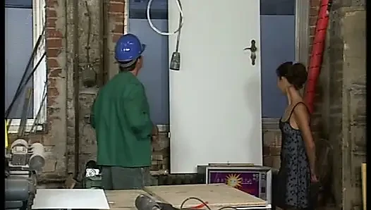 Çekici Alman genç kız atölyede boşalmayı deniyor
