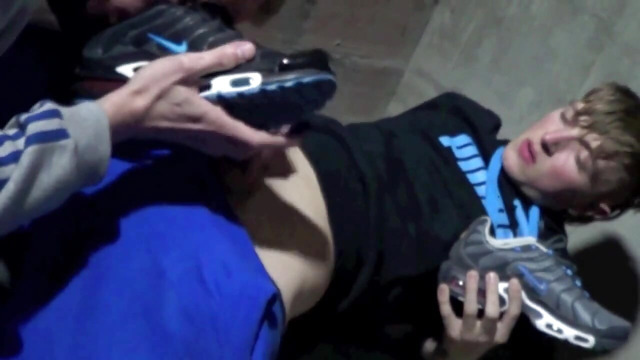 ความอัปยศอดสูของรองเท้าผ้าใบในชุดผ้าใบ